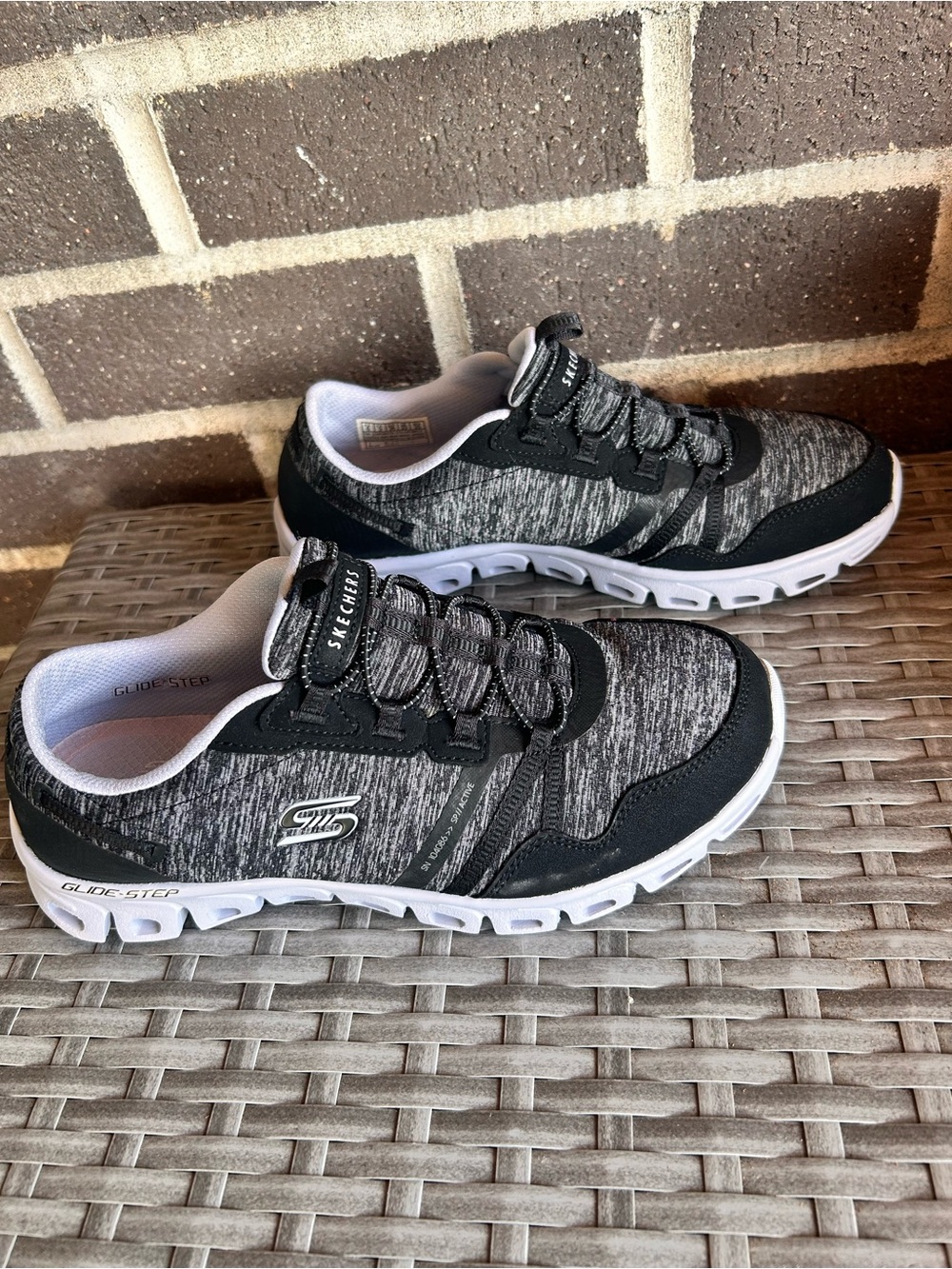 Skechers Black and Gray Glide-Step Knit Sneakers, Size 6